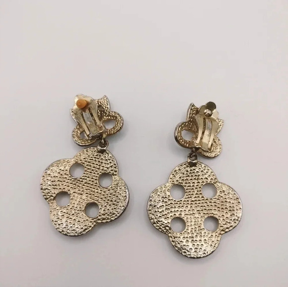 Vintage Gold tone Filigree Design Maroon Enamel Rose Stone Clip On Earrings - Picture 6 of 7